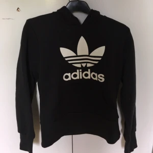  - Luvtröja med adidastryck, passar en XS 