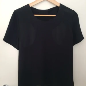  - Blus med öppen rygg från and other stories