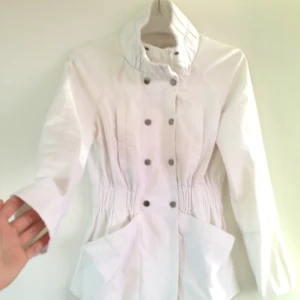  - Vit sommar jacka. Oanvänd. Som ny. Zara basics