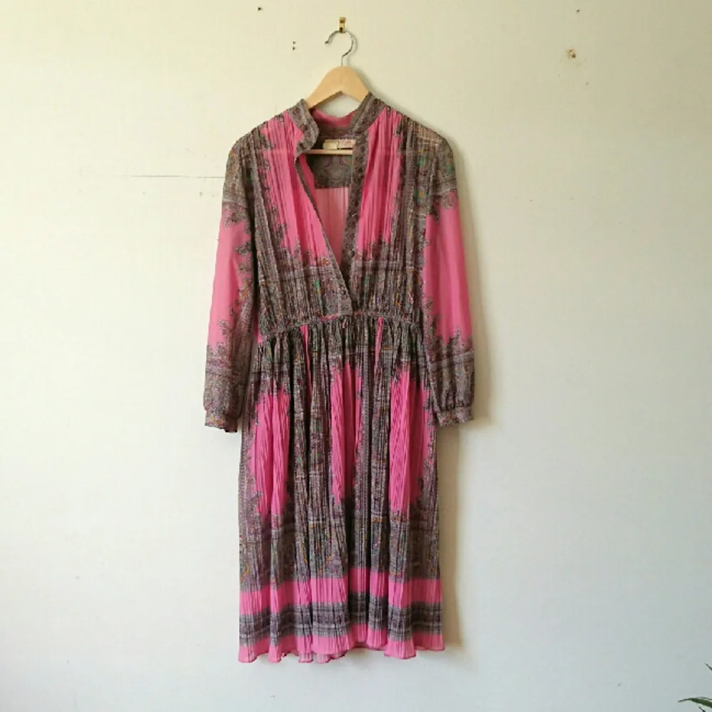 Äkta vintageklänning från 70 med bohemiskt mönster. En rosa dröm helt enkelt! en liten, knappt synlig fläck finns på framsidan. . Klänningar.