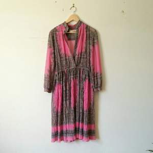 Äkta vintageklänning från 70 med bohemiskt mönster. En rosa dröm helt enkelt! en liten, knappt synlig fläck finns på framsidan. 