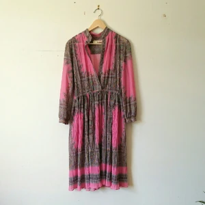  - Äkta vintageklänning från 70 med bohemiskt mönster. En rosa dröm helt enkelt! en liten, knappt synlig fläck finns på framsidan. 