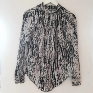  - Supersnygg mönstrad blus som jag köpt här på Plick men säljer nu pga den aldrig kommit till användning! Passar både 34or och 36or 