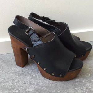  - Maffiga platåskor i skinnimitation med träklack, använda 1 eller 2 gånger :)
