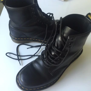  - Nästintill oanvända Martens säljs pga sorglig garderobsrensning. 
Jag hoppas att mina pärlor hittar ett nytt och kärleksfullt hem där de faktiskt hinner bli utslitna.

Skriv för frågor eller fler bilder. 🌸