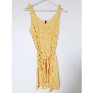  - Tunika med snörning. Om en är i mindre storlek så funkar den att bära som klänning.