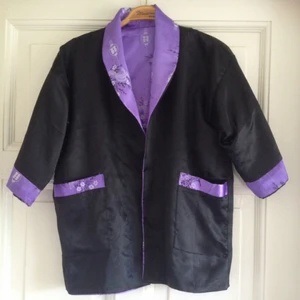  - Kimono-liknande plagg som går att vända ut-och-in och använda på två olika sätt. Jag har storlek 38 och på mig passar den bra. Den har lite noppor längst ut i ärmarna men de kan klippas bort