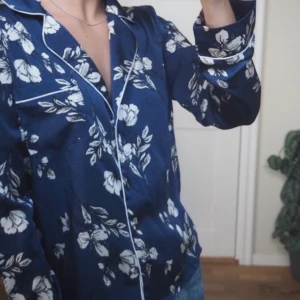 Skjorta - Skjorta liknande tröja från asos. Kan även använda som pyjamas. Mjuk material. Väldigt fin, man kan både klä upp och ner en outfit med denna. 