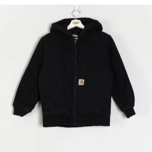 Vintage carhartt jacka stl XS - Varm jacka från carhartt. Trendig och skitsnugg men lite liten för mig. XS i womens så rätt liten. Pris 500kr + frakt eller mötas upp 