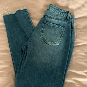 Jeans från VILA i storlek 36, aldrig använda. Medelhöga 