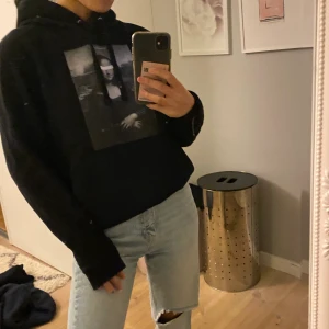 The cool elephant hoodie - Säljer min svarta hoodie med tryck från The cool elephant. Bra kvalité och sparsamt använd!! 🤍🐘 nypris: 599kr, frakt är inkluderad!!!