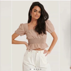 Croppad blus  - (Fler bilder finns vid intresse!!)Såååå fin rosa blus från Nakd, men tyvärr lite för liten för mig, så helt ny med prislapp kvar. Strl 36 men skulle nog tro att den passar bättre på en 34 eller 36 med mindre byst. Nypris 350kr. Frakt tillkommer 