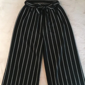 Randiga brallor! - Lösa randiga brallor i gött material. Storlek XS-S skulle jag säga. Säljer pga de inte längre matchar min stil. 