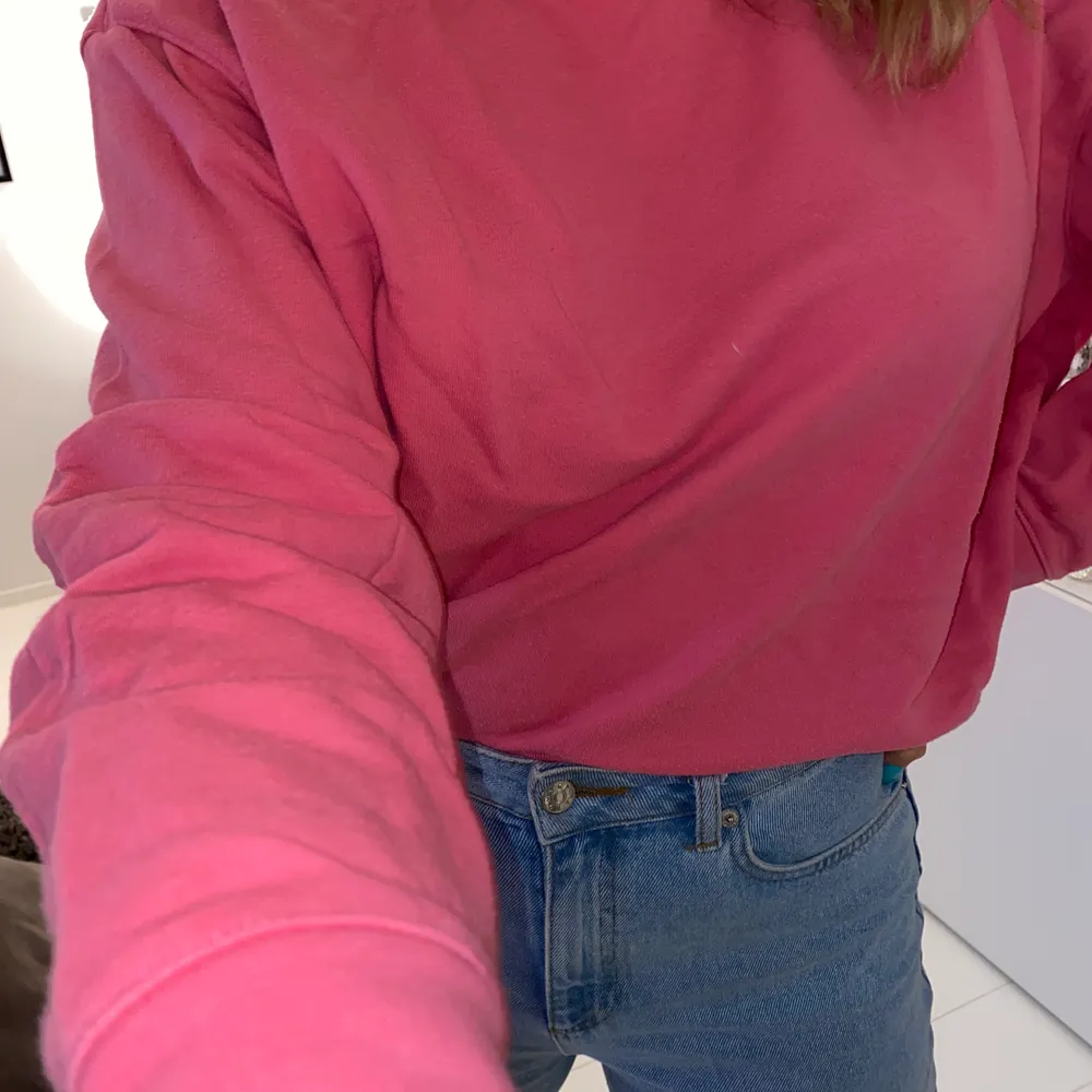 Snygg rosa sweatshirt från MTWTFSS Weekday. Tröjor & Koftor.