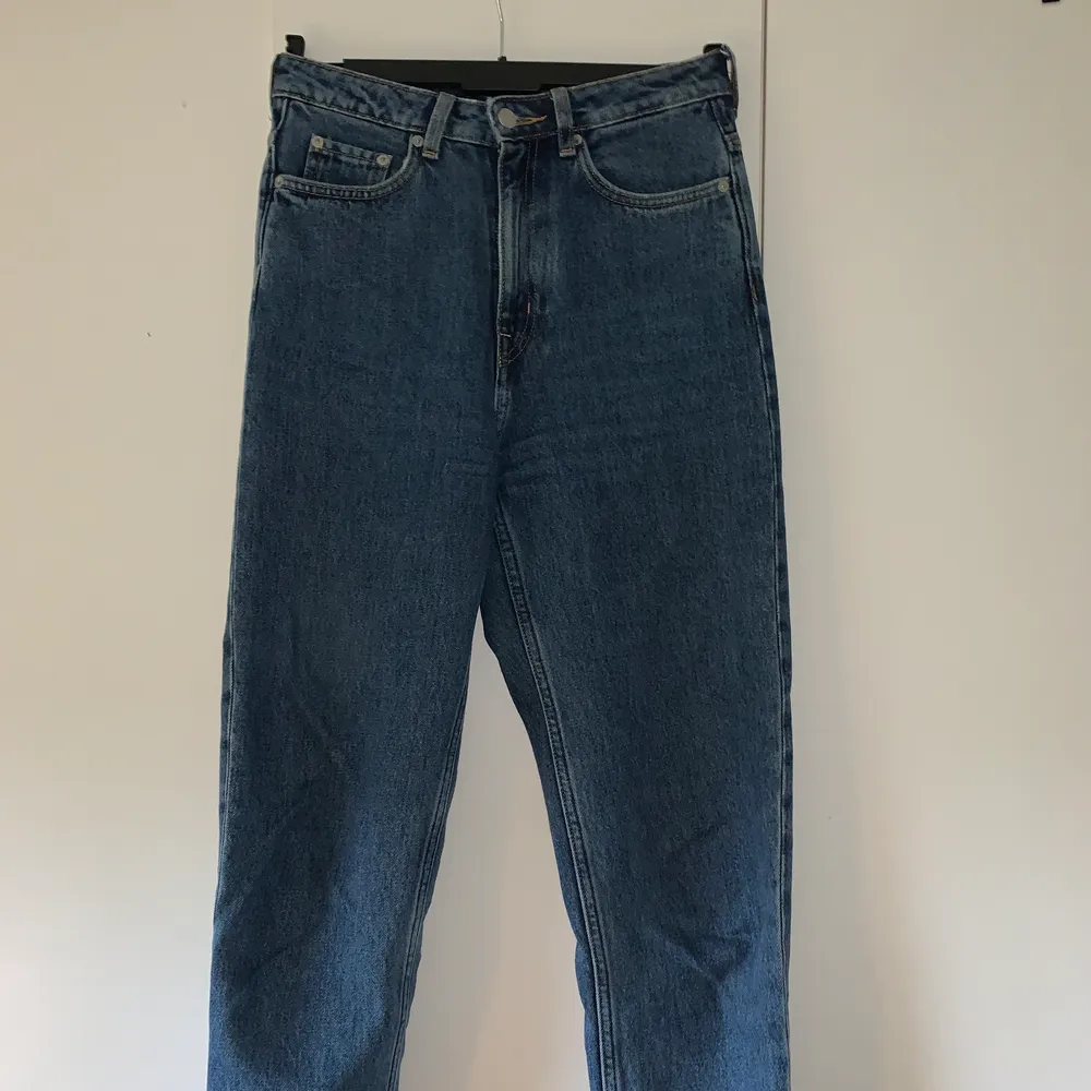 Mörkblåa Lash extra high mom jeans från weekday, använda fåtal gånger och är som i nyskick (jag är 170cm lång) Skriv för flera bilder . Jeans & Byxor.
