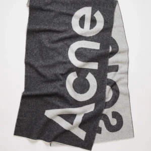 Acne halsduk - Härligt stor och skön halsduk från Acne. 