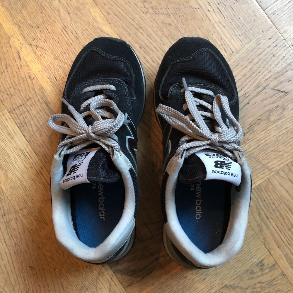 Mörkblå/grå New balance skor i gott skick! De är sparsamt använda och knappt något slitage. . Skor.