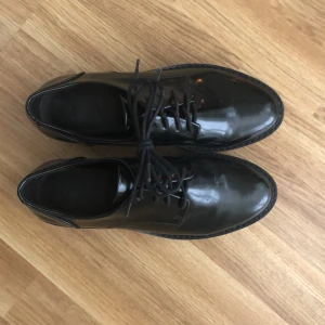 Platåskor från Monki - Nu säljer jag mina platåskor från monki som endast är använda 2 gånger, bra skick. Storlek 38. 