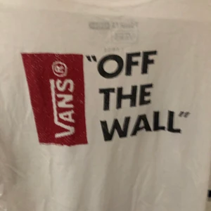 vans tshirt - Vans tshirt med tryck på ryggen och litet på framsidan