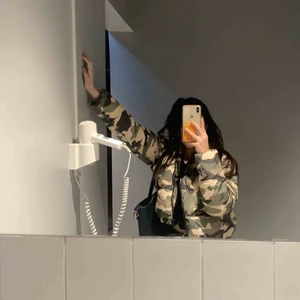  - säljer min vinterjacka för 200 då nypris är 500!!  säljer den pågrund av att jag inte använt den mycket alls!! köparen står för frakten(: