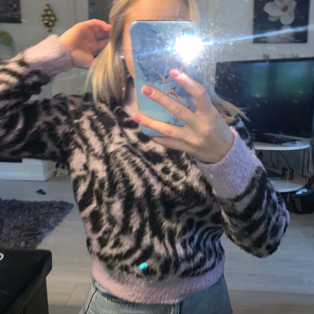 En lila (stickad?) zebra tröja i från H&M skit snygg men har tyvärr inte kommit till användning hos mig:( denna är i storlek XS och köpt i vintras men bara använd en gång🤩. Tröjor & Koftor.