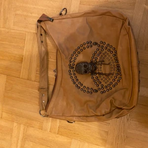 Väska beige  - Beige väska med dödskalle 