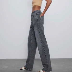 Zara jeans - Gråa jeans från Zara, helt slutsålda. Passar mig som vanligtvis har strl 38 i byxor. Buda i kommentarerna🌟