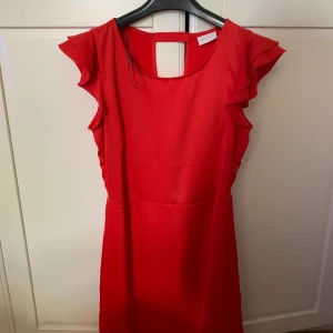Super fin röd siden klänning - En av de finaste klänningarna jag har, men tyvärr börjar den bli lite liten. Köpt på vila för två år sen och andvänd bara 2 gånger så i väldigt bra skick! Normal i storlek