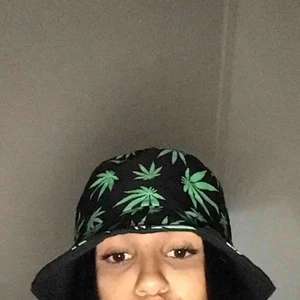  - säljer min weed hatt, pågrund av att ja slutat använda den!!