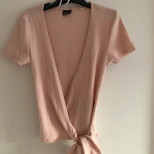 Omlott topp - Topp från ginatricot i storlek Xs 