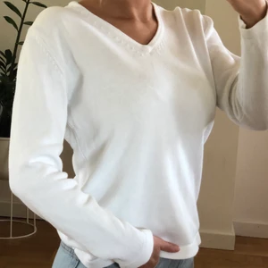 Vit kofta - Vit söt kofta som är köpt vintage. Snygg till ett par ljusa jeans! Strl: S/M