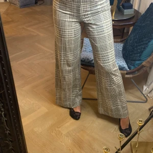 Rutiga byxor i storlek S - Rutiga byxor från H&M i storlek S. Byxorna är mer som leggings i materialet och har resår upptill. 90 kronor + frakt