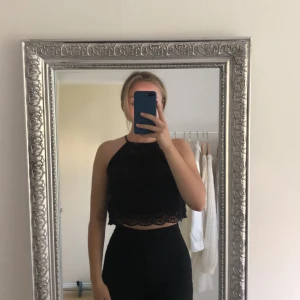 Linne med spets - Svart linne med spets längst ner