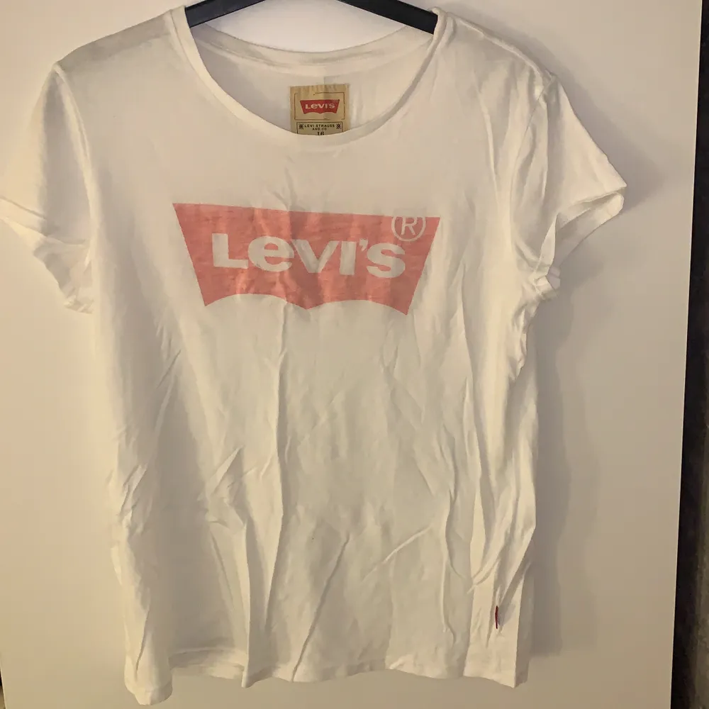 Helt ny Levis tröja! Stl 16 vilket motsvarar xs-s💖 Aldrig använd utan har endast legat i garderoben! Nypris 299, säljer för 90🥰. T-shirts.