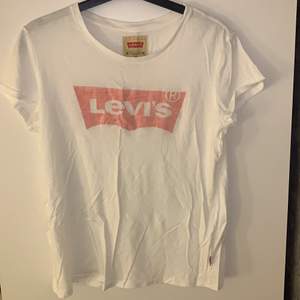 Helt ny Levis tröja! Stl 16 vilket motsvarar xs-s💖 Aldrig använd utan har endast legat i garderoben! Nypris 299, säljer för 90🥰