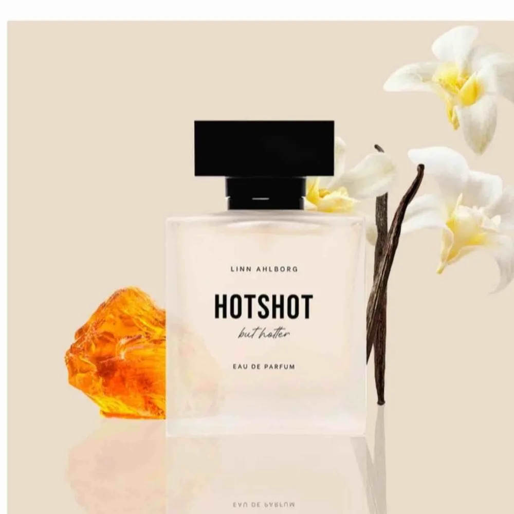 Säljer Linn ahlborgs nya parfym Hotshot but Hotter som blev slutsåld och inte kommer tillbaka, tagit några sprut men doften är lite kryddig för min smak men luktar annars underbart 🌸 . Övrigt.