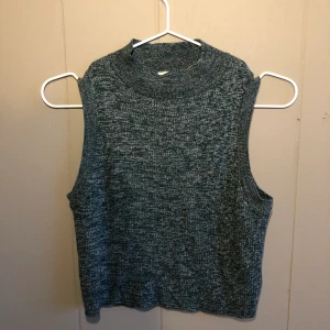 Vintage Top✨ - Grön top från hm i storleken 36-38, men stretchigt så funkar till större. Kommer aldrig till användning, köparen står för frakt ✨