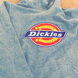 Dickies hoodie🍒 - Dickies hoodie från dickies, köpt för 300🍒  mitt pris: 200🦋 köparen står för frakt