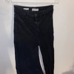 Jeans - Två par byxor från PULL&BEAR. Super fina men tyvärr för stora för mig. Säljer ett par för 90kr, båda för 150. Är småa i storleken. ( Frakt tillkommer )