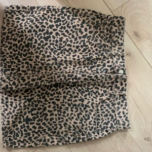 Leo-kjol - Superfin Leo-jeanskjol. Använd 2 ggr. 