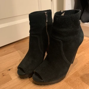 Michael Kors stövletter Stl38 - Fräcka stövletter med öppen tå. Väldigt fint skick, endast den lilla plastklacken som är lite skavt men kan enkelt bytas. Köpta på NK