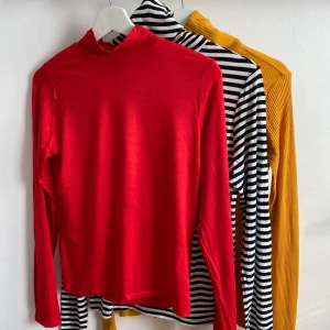 Tre polotröjor alla i L - säljer tre polotröjor i olika färger, den randiga är från H&M medan de andra två är från Gina Tricot. alla är i strl. L. köp alla 3 för priset av 2 eller välj själv! 1 st = 60 kr