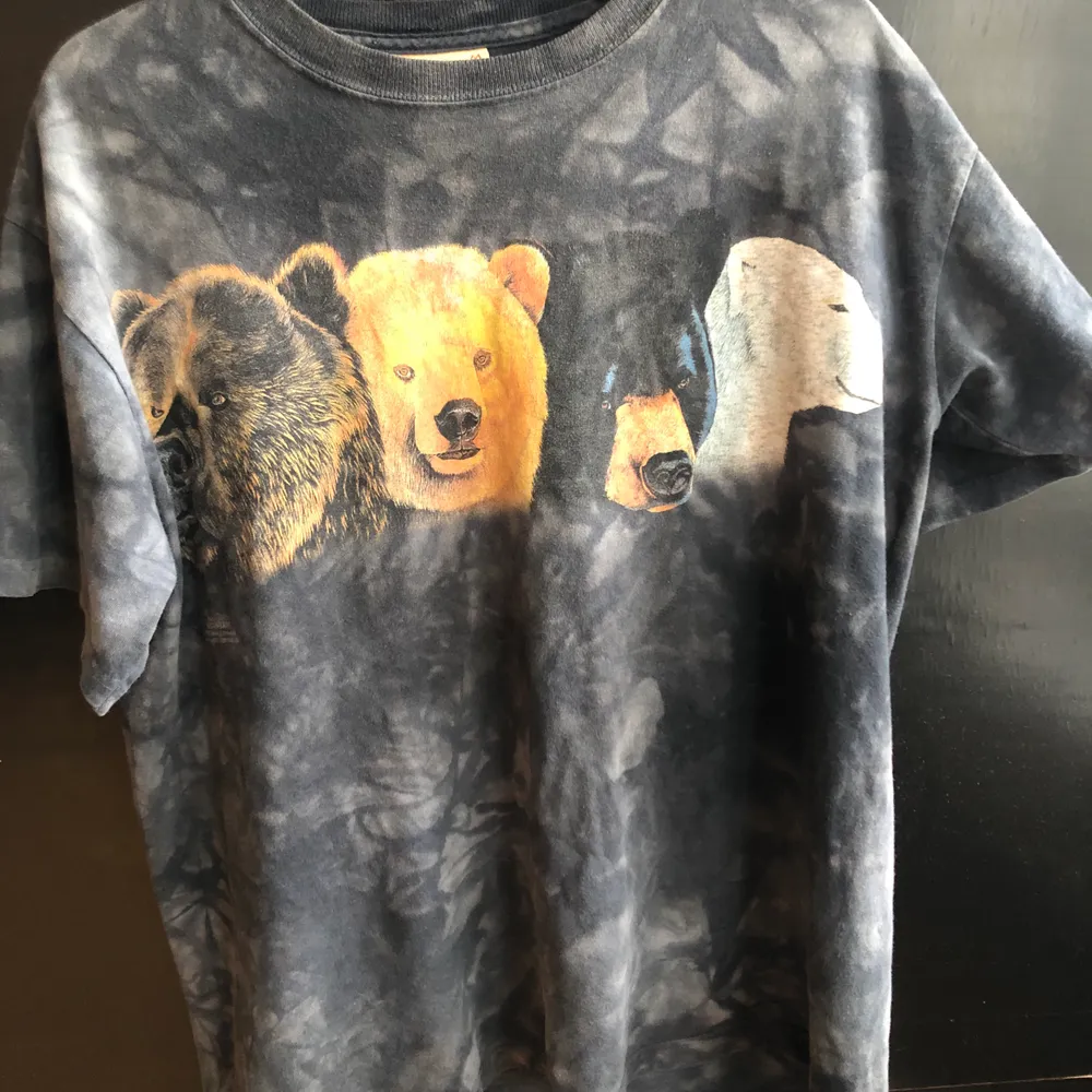 Superskön o cool T-shirt med björnar. T-shirts.