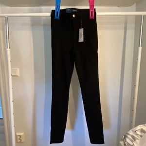 Svarta jeans - Snygga svarta oanvända jeans!