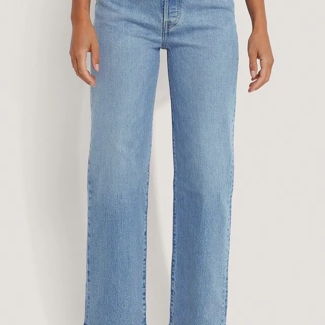 Näst intill oanvända jeans från Levis. W27 L29, motsvarar S. Stretchiga så passar även mig som har M vanligtvis i byxor. Är 172 cm och de går ner till ankeln på mig. Frakt tillkommer på 63kr 💗. Jeans & Byxor.