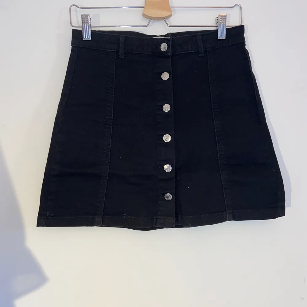 Säljer denna svarta kjol från ginatricot. Supersöt kjol med knappar framtill. . Kjolar.