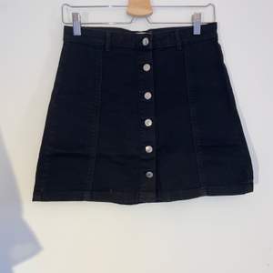 Säljer denna svarta kjol från ginatricot. Supersöt kjol med knappar framtill. 