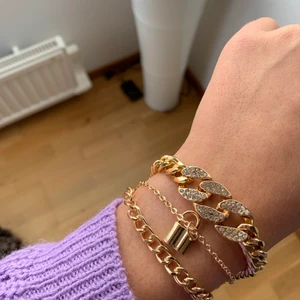 Snyggt armband - Världens snyggaste guldiga armband som köptes på plick. Köptes i våras men knappt använt. 