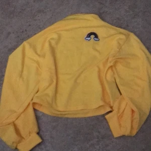 Gul sweater - Säljer för 59 kr med gratis frakt!