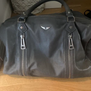 Zadig Sunny bag - INTRESSEKOLL En grå Sunny bag strl M från Zadig & Voltaire!!! Otroligt rymlig, perfekt som skolväska eller att ha med sig när man behöver lite packning till kompisar osv💕 Nypris var på cirka 5500 kr, köpt för nått år sen men är i bra skick💕